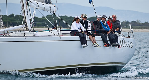 El Wave amb la tripulació a la banda a la Interclubs Empordà. Foto © Interclubs Empordà