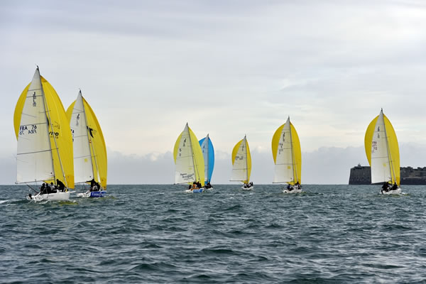 La flota de competidors del Trophée Île Pelée 2016 perseguint l'EPFL 1